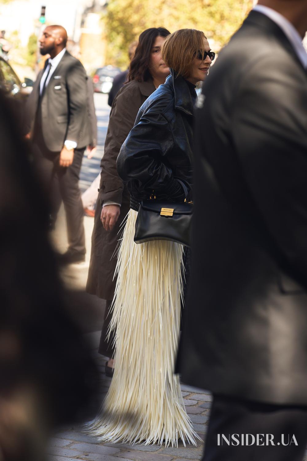 Street style PFW SS’27: найяскравіші образи гостей показів Schiaparelli та Balenciaga — стильний тренд весни-літа 2027, який варто додати до свого must-have гардеробу. 28 Street style PFW SS’27: D_zabeль Аппеr