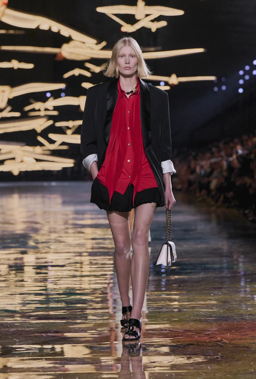 Chanel SS’27: смілива колекція, що диктує новий тренд на показ тіла 33 Chanel SS’27: смілива колекція, що диктує новий тренд на показ тіла 33