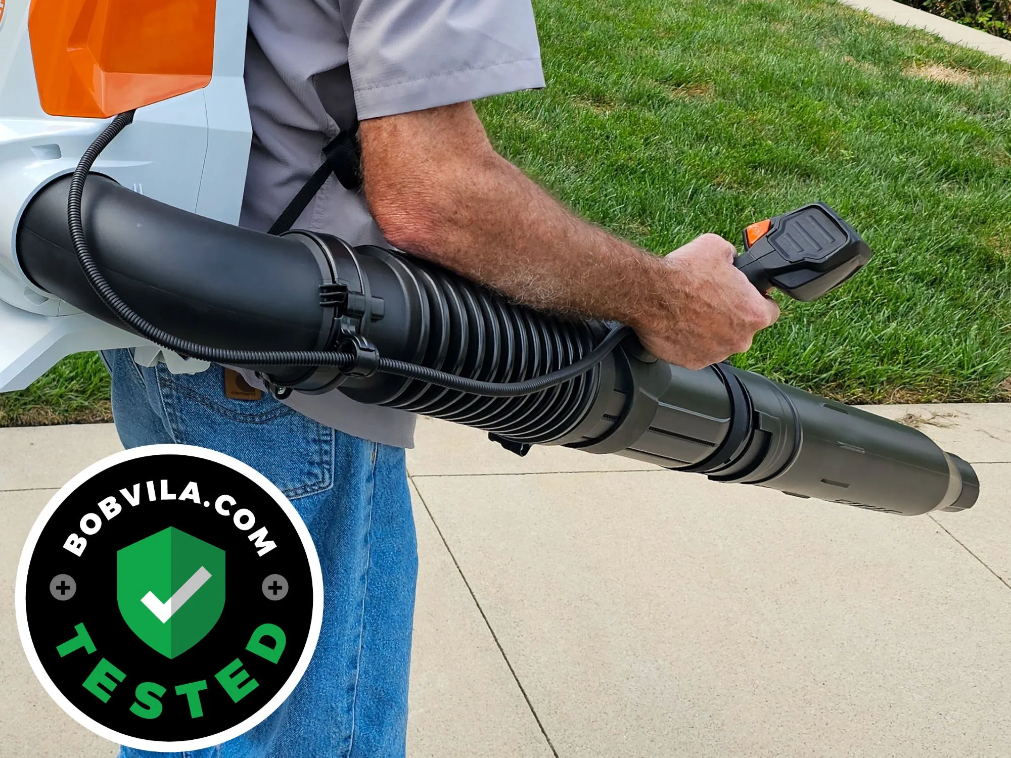 Ранцева повітродувка Stihl BRA 200 під час використання під час тестування