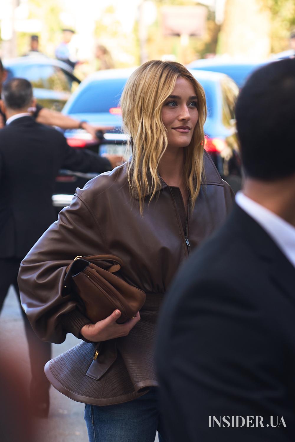 Street style PFW SS’27: найяскравіші образи гостей показів Schiaparelli та Balenciaga — стильний тренд весни-літа 2027, який варто додати до свого must-have гардеробу. 25 Street style PFW SS’27: Сара Піджон