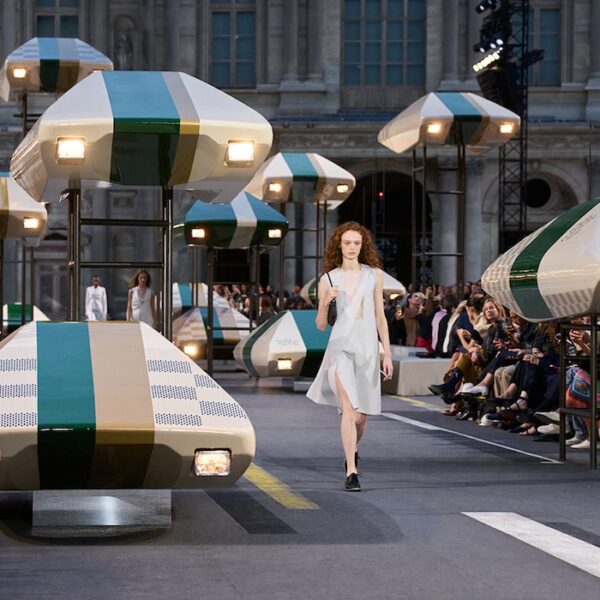 Кристали та футуристичні силуети: Louis Vuitton демонструє тренд гардеробу майбутнього