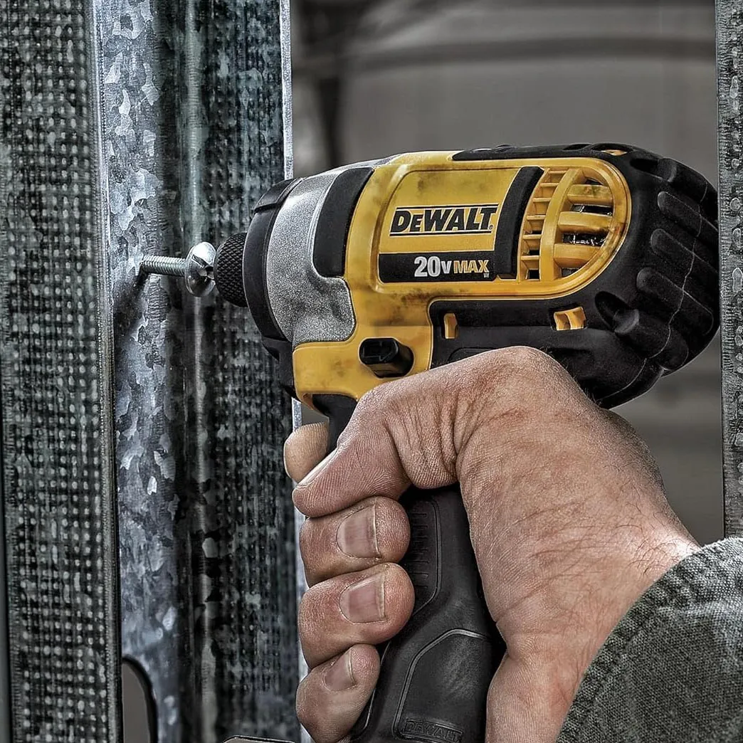 Знижки до 62% на інструменти DeWalt: розпродаж в Amazon 7 Набір DeWalt 20V MAX: дриль та ударний шуруповерт