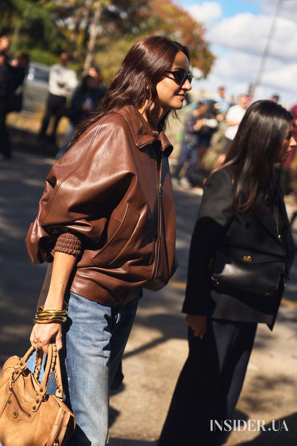 Street style PFW SS’27: найяскравіші образи гостей показів Schiaparelli та Balenciaga — стильний тренд весни-літа 2027, який варто додати до свого must-have гардеробу. 27 Street style PFW SS’27: Шейлін Вудлі