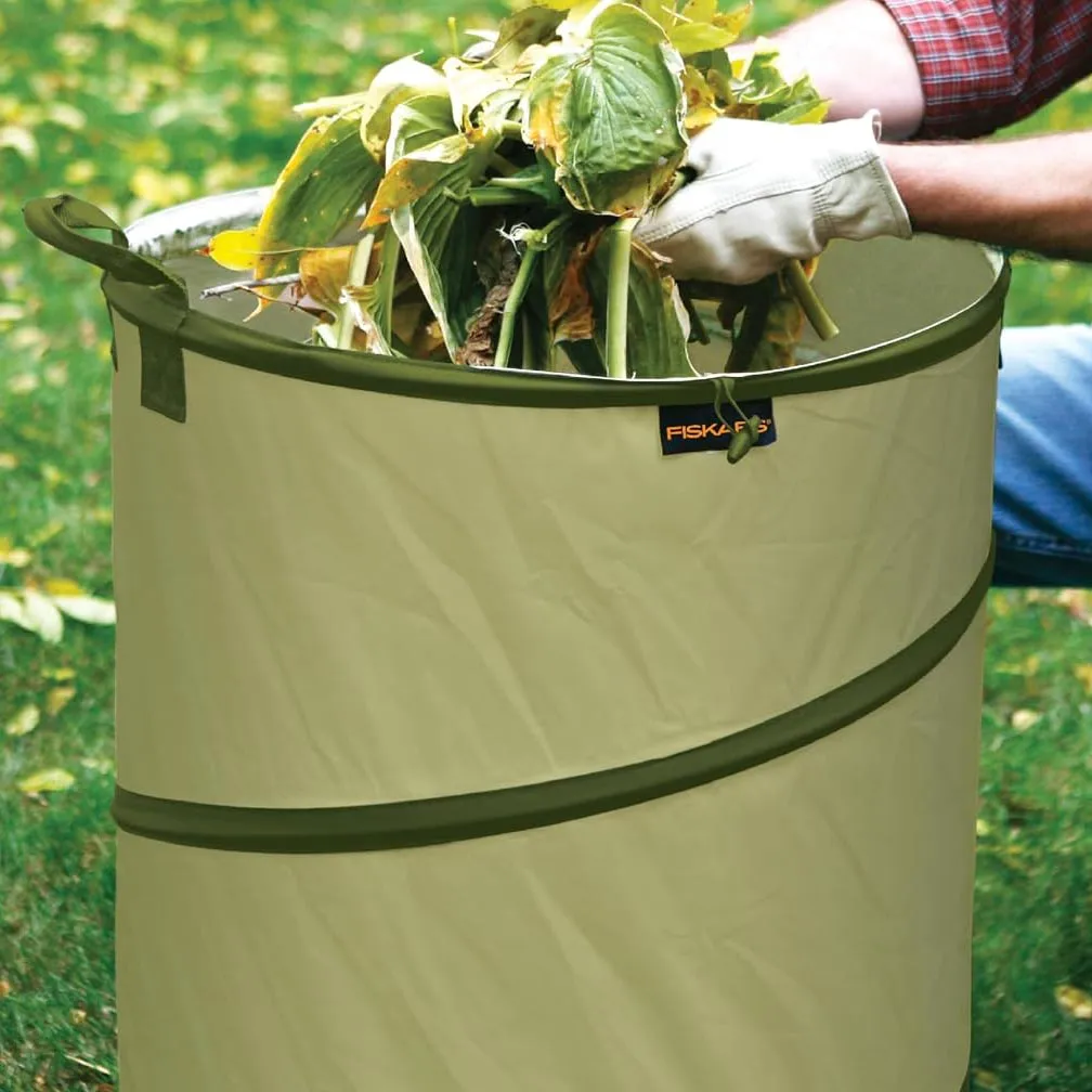 Amazon розпродає садовий інструмент до осені зі знижками до 43% 6 Amazon Deals on Hand Tools for Fall Cleanup Fiskars 30-Gallon Kangaroo Garden Bag