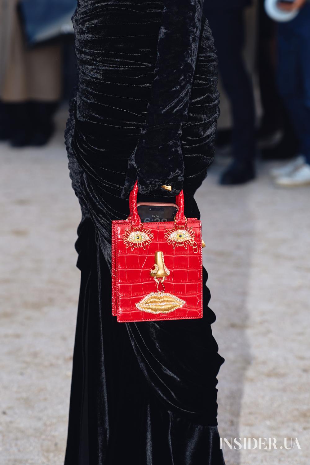 Street style PFW SS’27: найяскравіші образи гостей показів Schiaparelli та Balenciaga — стильний тренд весни-літа 2027, який варто додати до свого must-have гардеробу. 24 Street style PFW SS’27: Анна Вінтур