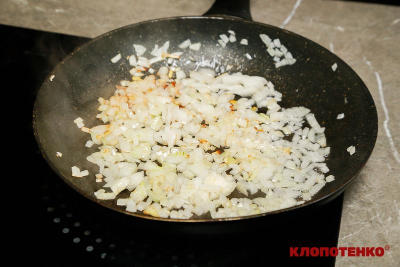 Пиріг з м'ясом та сиром: рецепт Євгена Клопотенка 9 Смаження цибулі на заливний пиріг
