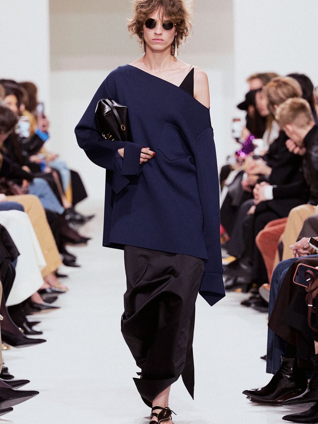 Новий почерк Celine: Майкл Райдер задає тренди на весну-літо 2027. Твоя фешн-порада: must-have сезону вже тут! 29 Елегантні силуети Celine весна-літо 2027