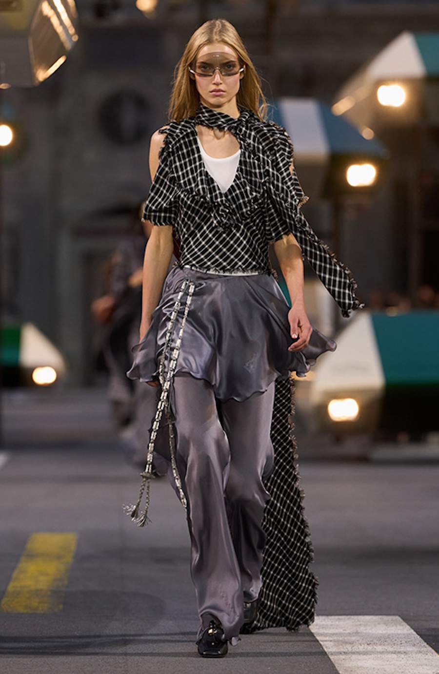 Кристали та футуристичні силуети: Louis Vuitton демонструє тренд гардеробу майбутнього 26 Louis Vuitton: Втілення ідей