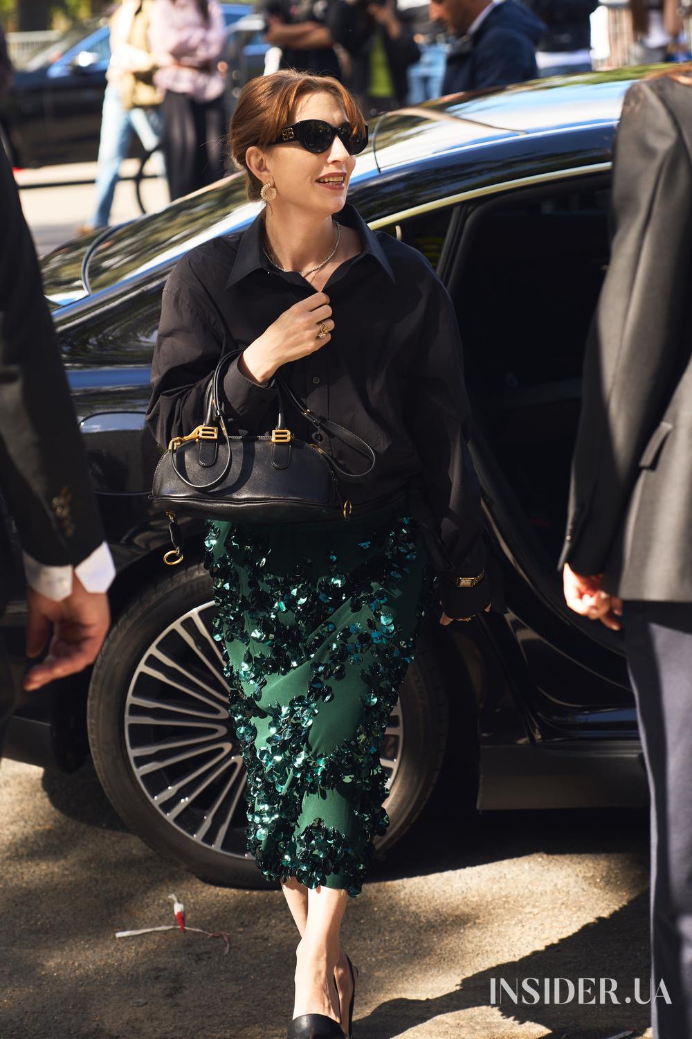 Street style PFW SS’27: найяскравіші образи гостей показів Schiaparelli та Balenciaga — стильний тренд весни-літа 2027, який варто додати до свого must-have гардеробу. 29 Street style PFW SS’27: Караліна Даур